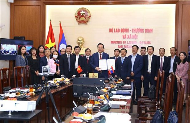 Vietnam-Laos renforcent leur coopération dans le domaine du travail et du bien-être social